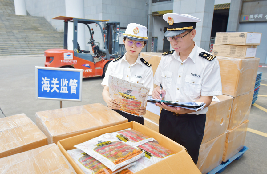 海關(guān)關(guān)員檢查核對運抵的參展商品。邕州海關(guān)供圖