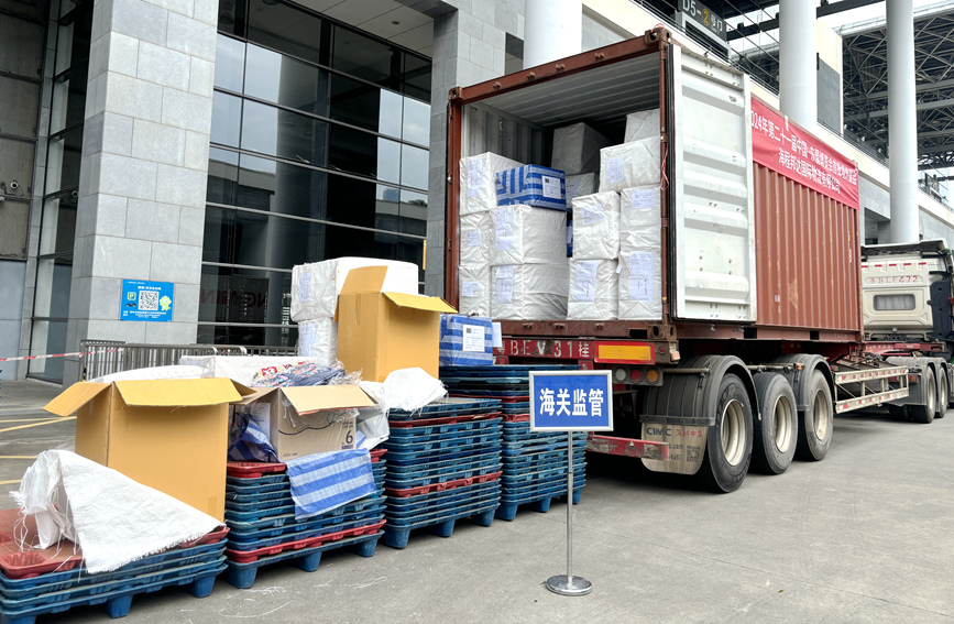 展品抵達(dá)南寧國際會展中心。莫菲菲攝