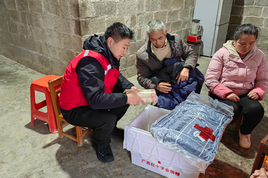 上蒙村第一書記陳煥泉入戶開展慰問活動(dòng)。凌云縣委宣傳部供圖