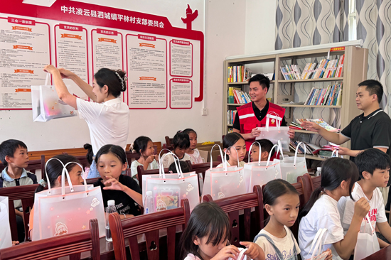 平林村第一書記劉鵬輝與愛心企業(yè)給學(xué)生贈(zèng)送學(xué)習(xí)用品。凌云縣委宣傳部供圖