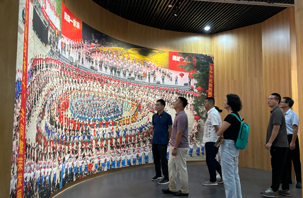 黨員干部參觀了解民族文化魅力。韋雅欣攝