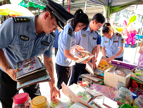 執(zhí)法人員檢查出版物