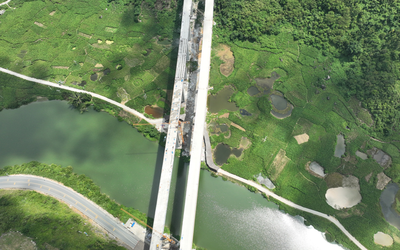 俯瞰雙幅貫通后的大環(huán)江大橋。