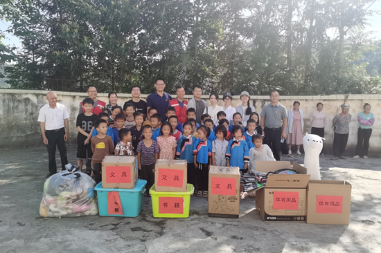 為村里的孩子們送去了文具和獎(jiǎng)學(xué)金。凌云縣委宣傳部供圖