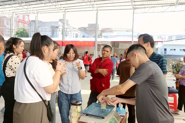 消費(fèi)者在選購心儀產(chǎn)品。