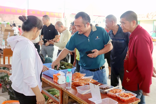 消費(fèi)者在選購心儀產(chǎn)品。