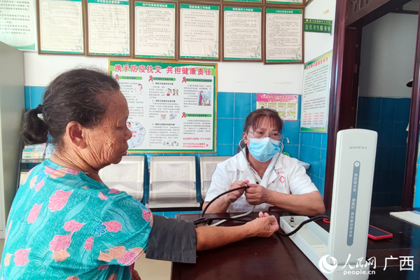 周潤華在衛(wèi)生室給群眾看病。人民網(wǎng)記者 王勇攝