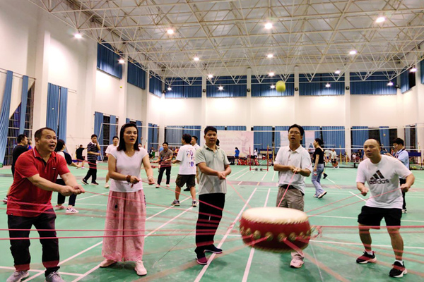 組織培訓(xùn)學(xué)員開展素質(zhì)拓展活動(dòng)。