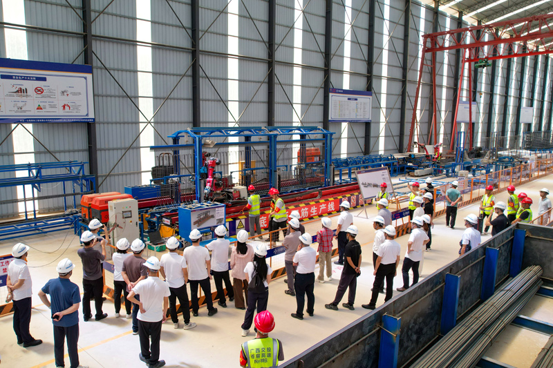 參觀智慧梁廠各區(qū)域作業(yè)情況。柏龍攝