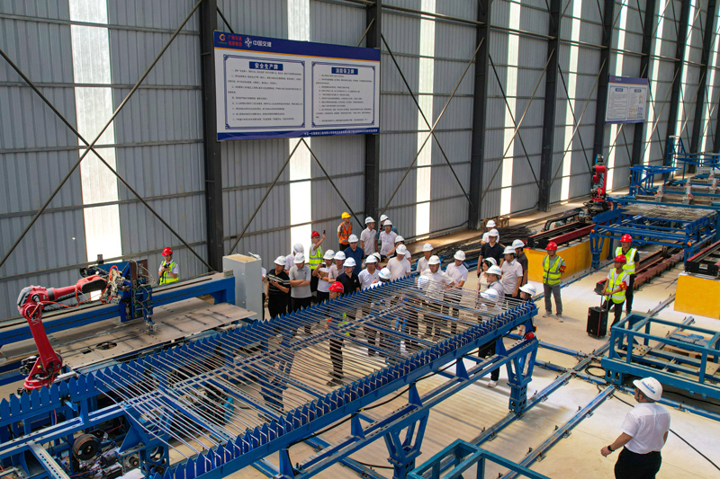 觀摩組參觀智慧梁廠。柏龍攝