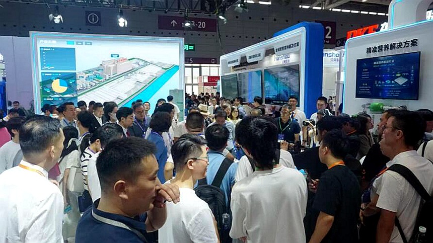 8月28日，數(shù)影科技講解員為觀眾介紹“FPF未來豬場(chǎng)”，人氣火爆。何善權(quán)攝