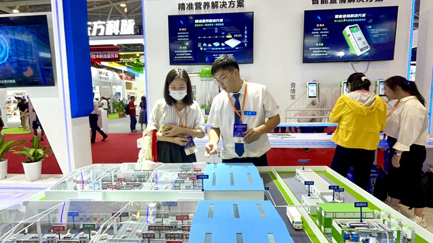 活動(dòng)現(xiàn)場(chǎng)的數(shù)影科技FPF未來豬場(chǎng)展廳。何善權(quán)攝