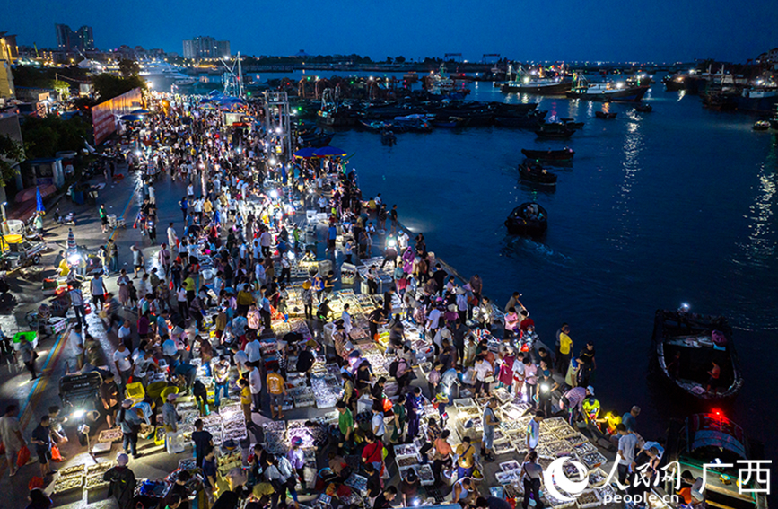 凌晨時(shí)分，北海電建漁港碼頭熱鬧非凡。人民網(wǎng) 雷琦竣攝