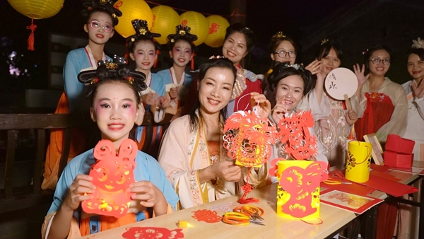 游客制作花燈。寧詩(shī)琪攝