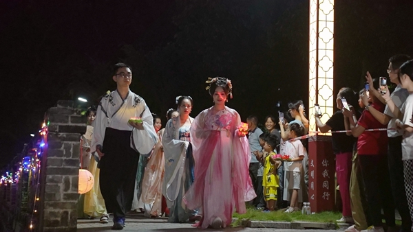 漢服愛好者穿著典雅的漢服，手持造型各異的花燈進(jìn)行祈福巡游。何書暢攝