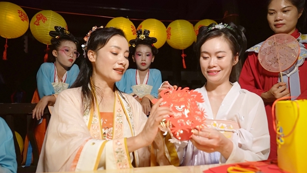 游客制作花燈。寧詩琪攝