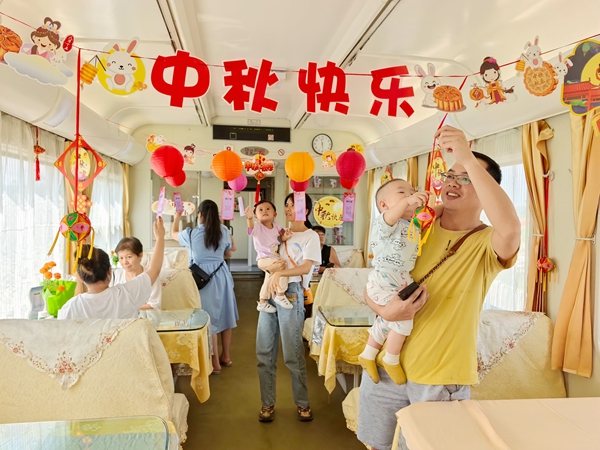 旅客們在猜燈謎。