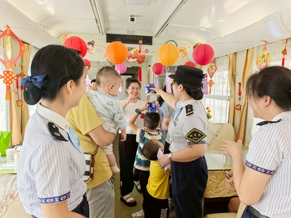 工作人員為競答正確旅客發(fā)獎品。