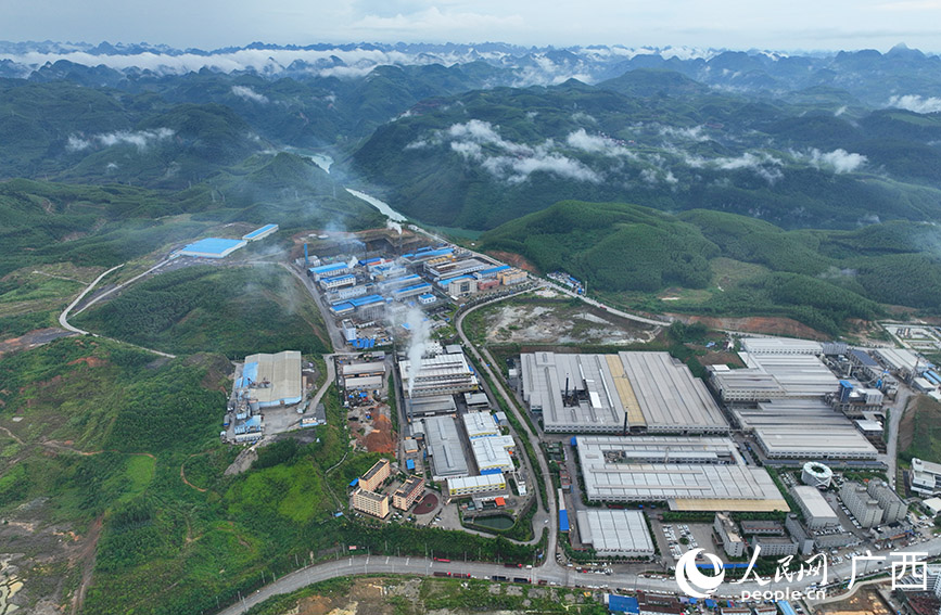 位于龍江河畔的 工業(yè)園區(qū)。人民網(wǎng) 付華周攝