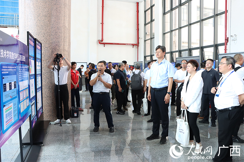 與會(huì)嘉賓參觀廣西職業(yè)院校數(shù)字校園建設(shè)成果展。人民網(wǎng) 馮肖慧攝