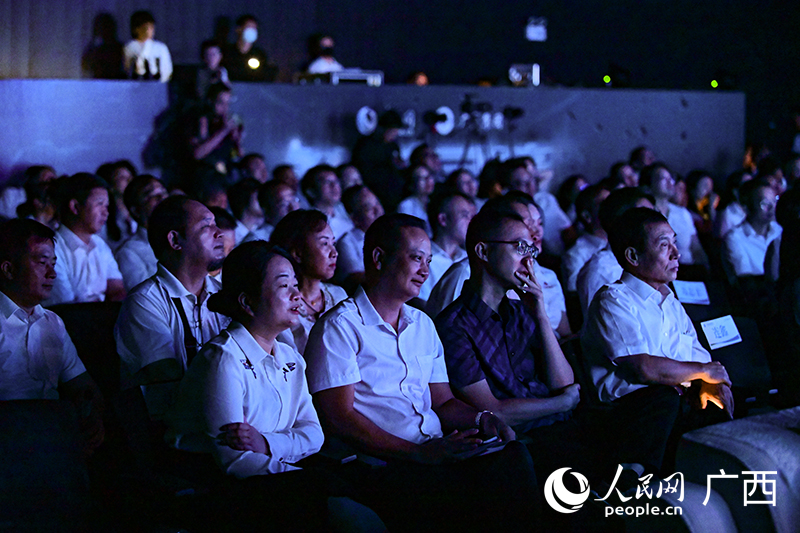 觀眾在認真觀看《白澤的奇幻旅程》。人民網(wǎng) 雷琦竣攝