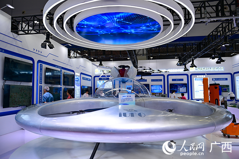 外形好似“飛碟”的載人飛行器。人民網(wǎng) 雷琦竣攝
