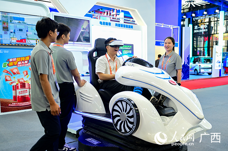 市民在體驗(yàn)汽車虛擬駕駛。人民網(wǎng) 雷琦竣攝