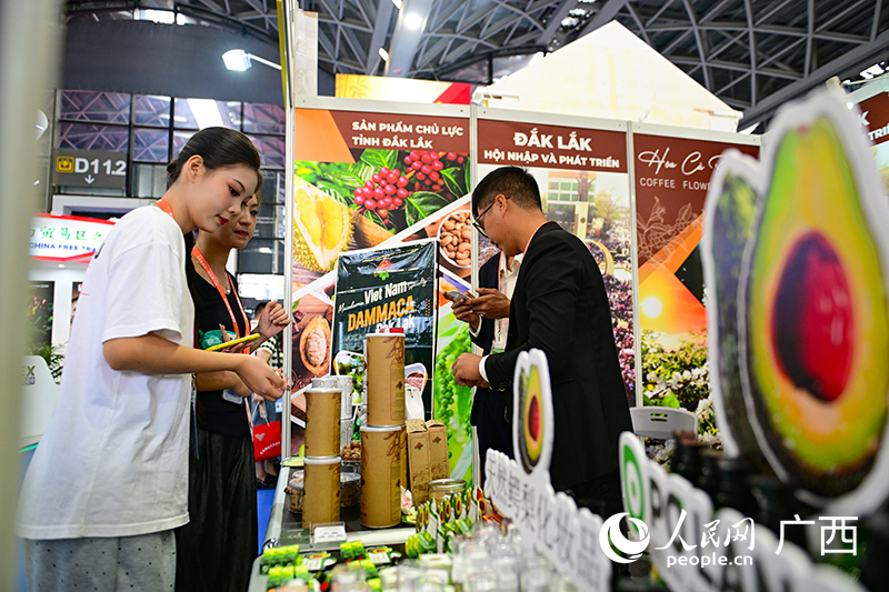 觀眾在購(gòu)買東盟好物。人民網(wǎng) 雷琦竣攝