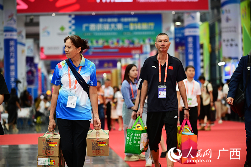 觀眾們滿載而歸。人民網(wǎng) 雷琦竣攝