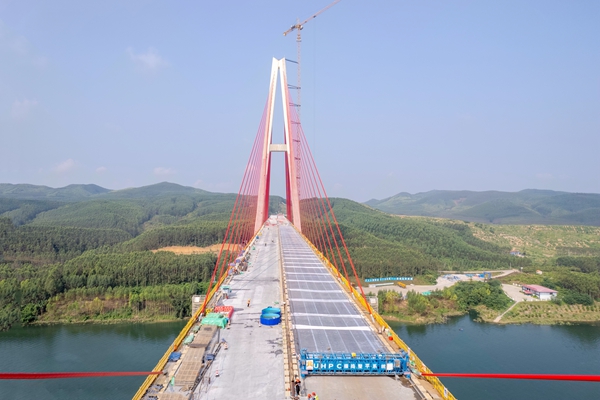 UHPC（超高性能混凝土）橋面鋪裝完成。陳洪安攝