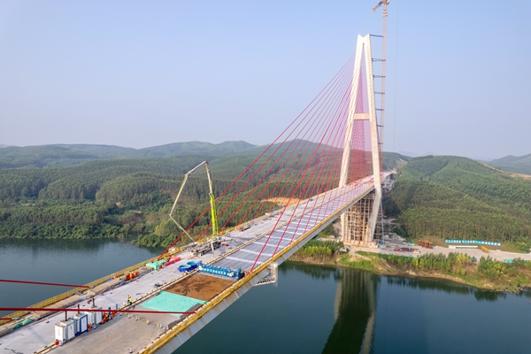 UHPC(超高性能混凝土)天泵施工。陳洪安攝