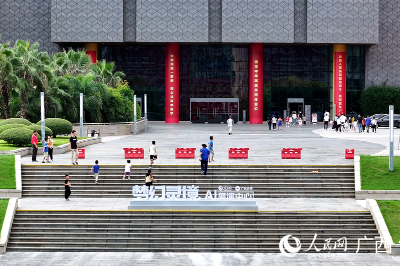 “夢(mèng)幻靈境”AI展演中心。人民網(wǎng) 雷琦竣攝