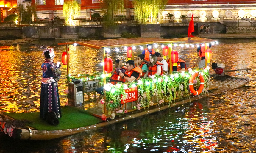 資江夜游首航儀式中，游客們在船上聽苗族山歌