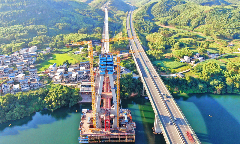 中塔柱封頂即將進(jìn)入上塔柱施工的柳梧鐵路盤龍柳江特大橋32＃主塔。