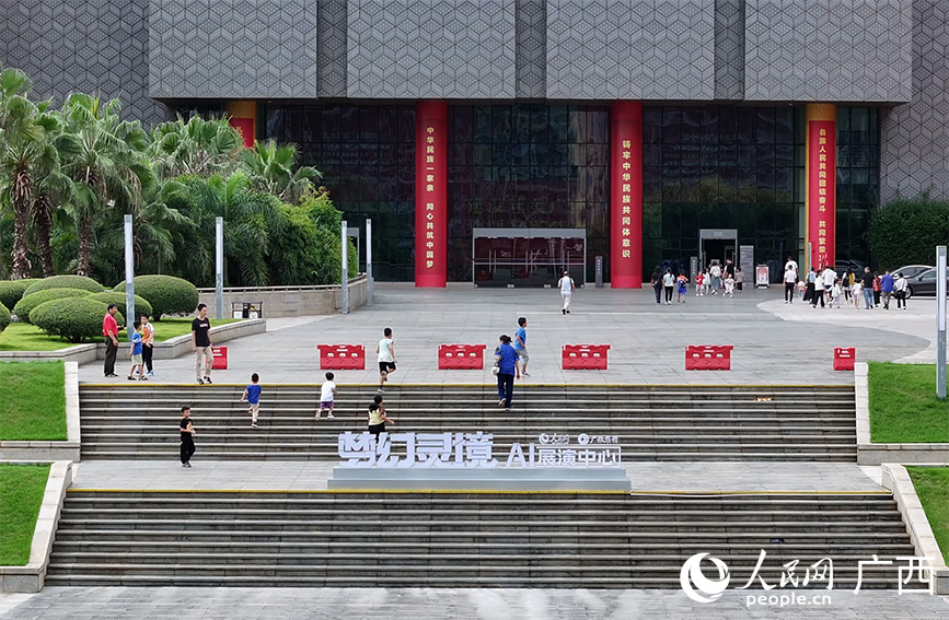 “夢(mèng)幻靈境”AI展演中心。人民網(wǎng) 雷琦竣攝