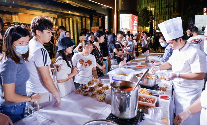 香氣四溢的特色美食吸引游客駐足品嘗。主辦方供圖