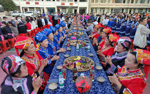 長(zhǎng)桌宴。楊進(jìn)攝