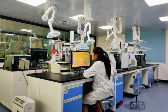 圖為檢測(cè)人員進(jìn)行數(shù)據(jù)分析。