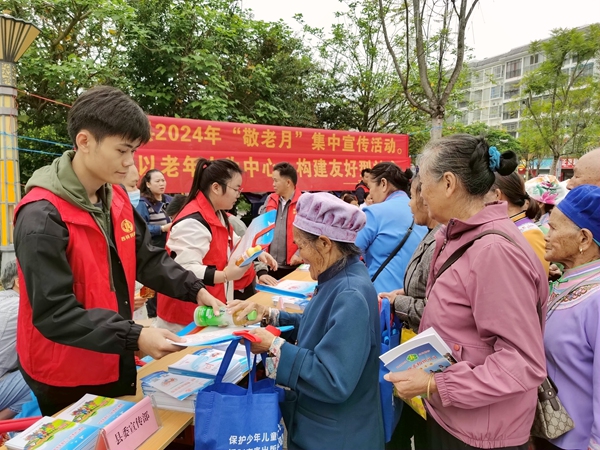 老人排隊井然有序領(lǐng)取愛心禮物。