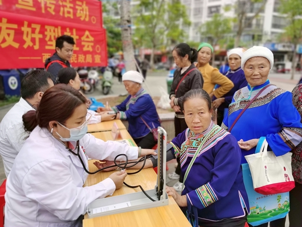 醫(yī)護人員為老人量血壓。