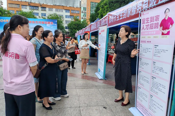 招聘會現(xiàn)場。