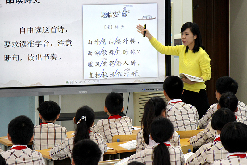 呂倩正在授課。受訪者供圖