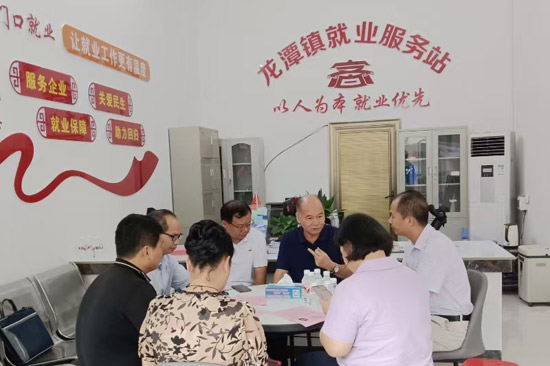 圖3.博白縣鳳山鎮(zhèn)就業(yè)服務(wù)站為重點(diǎn)群體提供就業(yè)創(chuàng)業(yè)服務(wù)