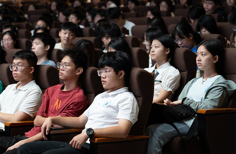 同學(xué)們認(rèn)真聆聽。 楊健攝