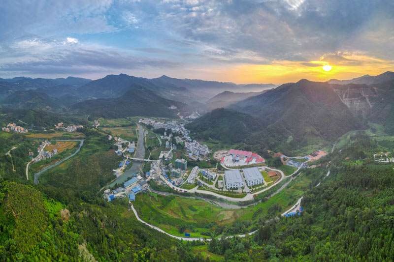 玉洪瑤族鄉(xiāng)全景。韋付增攝