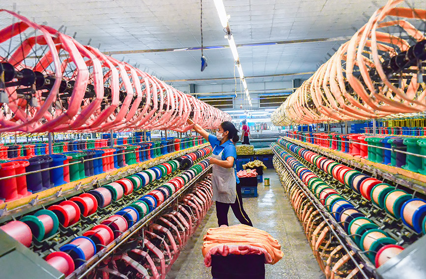 宜州一家絲綢公司生產(chǎn)車間。宜州區(qū)委組織部供圖