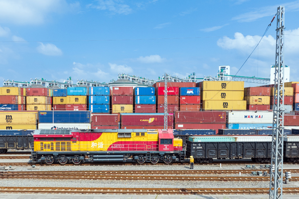 滿載集裝箱貨物的西部陸海新通道鐵海聯(lián)運班列即將從欽州港東站駛出。韋諭攝