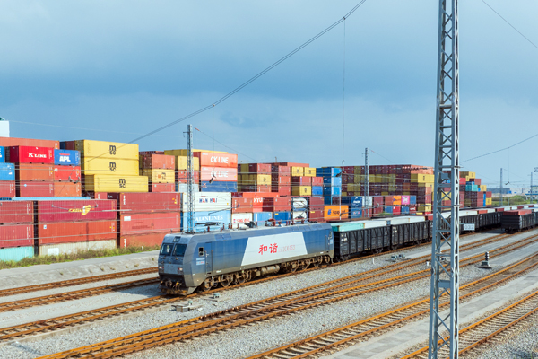 一列滿載集裝箱貨物的西部陸海新通道鐵海聯(lián)運班列從欽州港東站緩緩駛出。何家海攝
