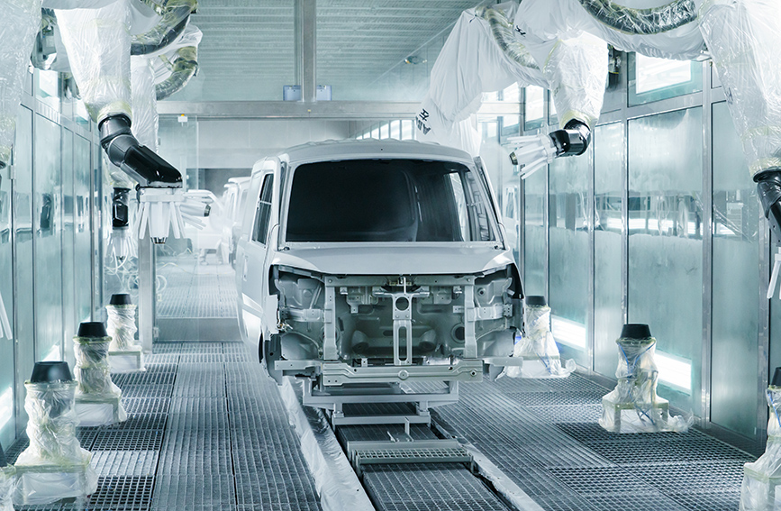 廣西汽車集團(tuán)新能源汽車基地涂裝車間自動化噴涂線。 鄒束英攝