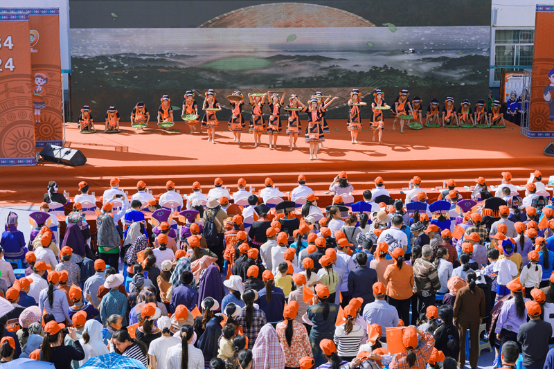 伶站瑤族鄉(xiāng)成立40周年慶?；顒蝇F(xiàn)場。吳先繼攝